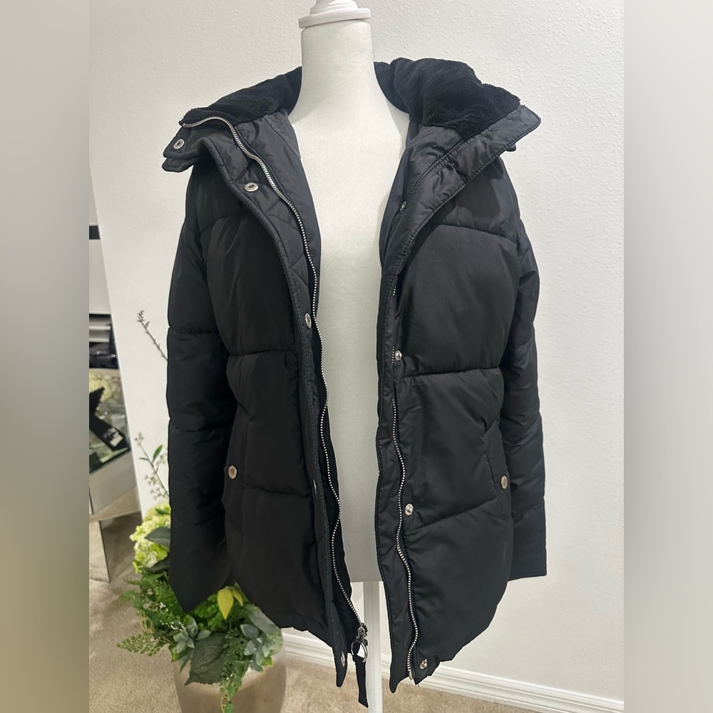 Hollister Black Puffer Jacket with Hood and Quilted Design